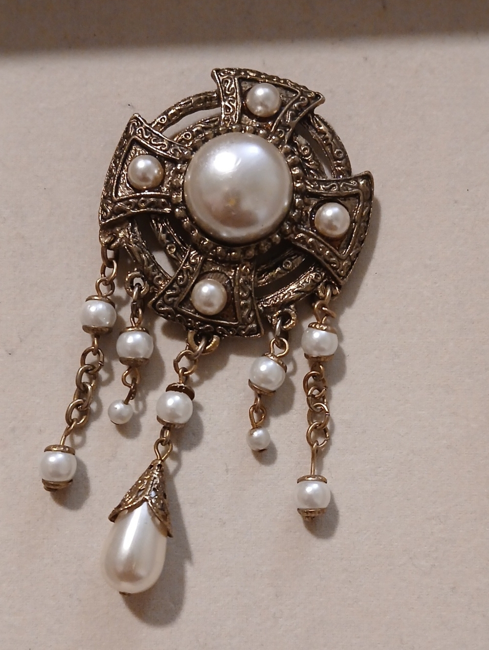 Vintage-Inspired Gold Pearl Drop Brooch - White Pearls